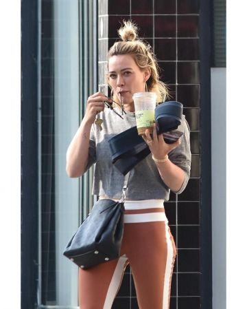 Louis Vuitton Babylone Mahina Bag usado por Hilary Duff Studio City 15 de enero de 2020