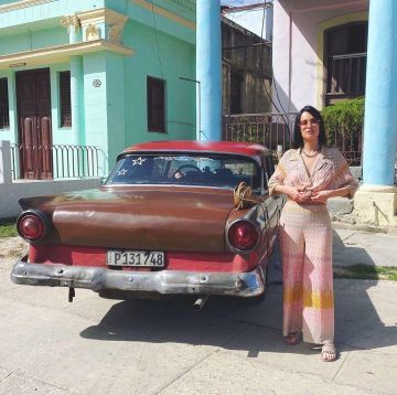 Chloé Gold & Pink Rosie Sun­glass­es worn by Kacey Musgraves Havana, Cuba January 16, 2020