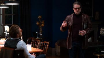 Veste Blazer en cuir marron portée par Fletcher (Hugh Grant) dans les tenues du film The Gentlemen