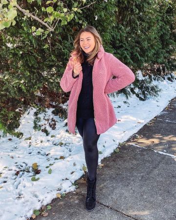 Fun­nel Neck Coat of Caralyn Mirand Koch on the Instagram account @caralynmirand