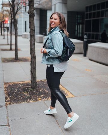 Veste de Denim de Caralyn Mirand Koch sur l'Instagram account @caralynmirand