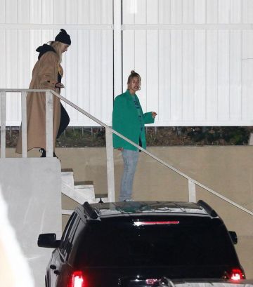 Khaite Kyle se Détendre de Faible hauteur Jeans portés par Hailey Baldwin Service de l'Église, 15 janvier 2020