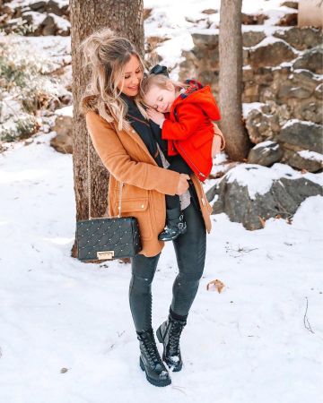 Bolso de hombro negro de Kim Blank en la cuenta de Instagram de @liveloveblank