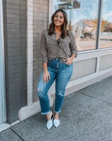 Leop­ard Print Shirt of Caralyn Mirand Koch on the Instagram account @caralynmirand