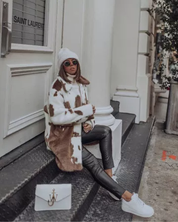 Jw Anderson Bag Hand Logo of Tiffany Raven on the account Instagram of @flauntandcenter