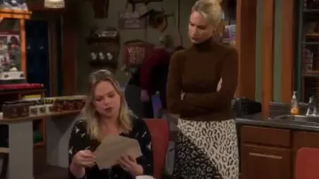 Falda asimétrica leopardo usada por Mandy Baxter (Molly McCook) en Last Man Standing Temporada 8 Episodio 5