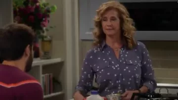 Camisa azul usada por Vanessa Baxter (Nancy Travis) en Last Man Standing Temporada 8 Episodio 5