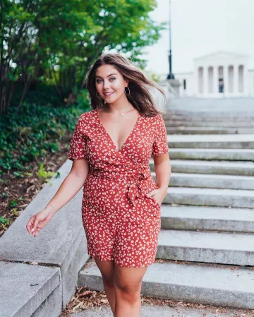 Romper Red de Caralyn Mirand Koch en la cuenta de Instagram @caralynmirand