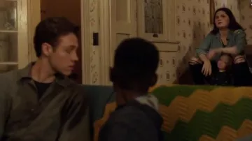 Noir Ripped Jeans usés par Debbie Gallagher (Emma Kenney) dans Shameless Saison 10 Épisode 10