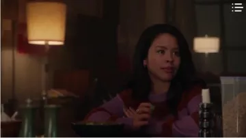 Suéter Stripe Crewneck usado por Mariana Adams Foster (Cierra Ramirez) en Good Trouble Temporada 2 Episodio 11