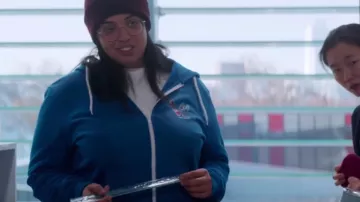 Le bonnet rouge bordeaux de Nour (Melha Bedia) dans Forte