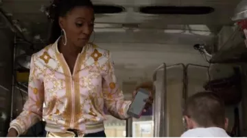 Chaqueta Bomber usada por Veronica Fisher (Shanola Hampton) en Shameless Temporada 10 Episodio 10