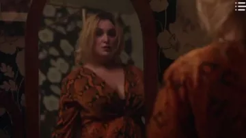 Snake Print Vneck Top usado por Davia (Emma Hunton) en Good Trouble Temporada 2 Episodio 11