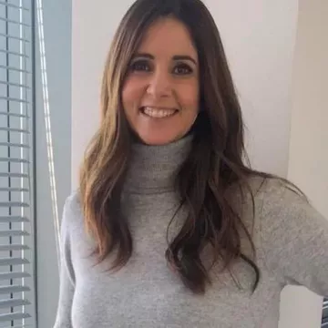 El suéter gris de cuello de tortuga de Caroline Muñoz en la cuenta de Instagram de @caroline_munoz_officiel