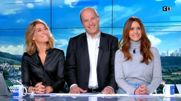 Suéter gris de cuello de tortuga de Caroline Muñoz en William al mediodía del 16 01 2020