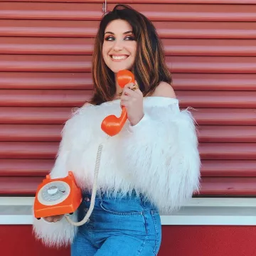 Le pull blanc en fausse fourrure de Adrianne sur le compte Instagram de @adriannetrends