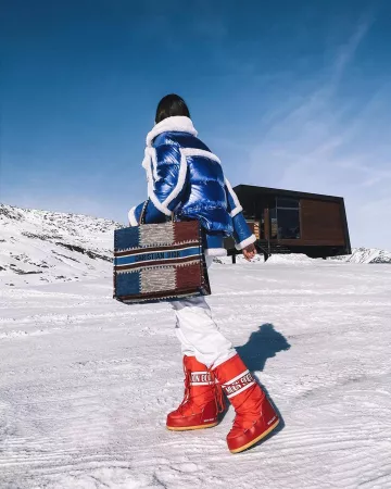 Le sac bleu blanc rouge Christian Dior que porte Marta sur le compte Instagram de @martalozanop