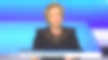 Le top en laine avec dentelle marine de Caroline Roux dans C dans l'air le 16.01.2020