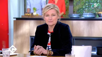 The velvet jacket of Anne-Elisabeth Lemoine in C to you of 17 01 2020