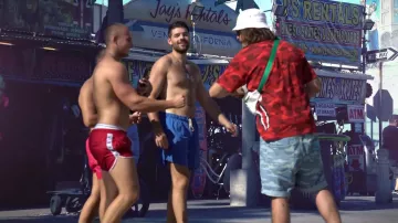 Le short avec des motifs nuages de Lorenzo dans la vidéo Lorenzo - Bizness (Clip Officiel)