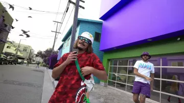 Le tee shirt rouge style camouflages de Lorenzo dans la vidéo Lorenzo - Bizness (Clip Officiel)