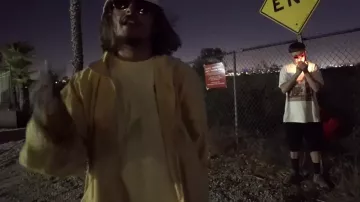 La veste Jaune de Lorenzo dans la vidéo Lorenzo - Bizness (Clip Officiel)