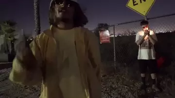 La veste Jaune de Lorenzo dans la vidéo Lorenzo - Bizness (Clip Officiel)