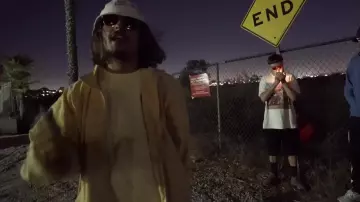 Le tee shirt jaune pâle de Lorenzo dans la vidéo Lorenzo - Bizness (Clip Officiel)