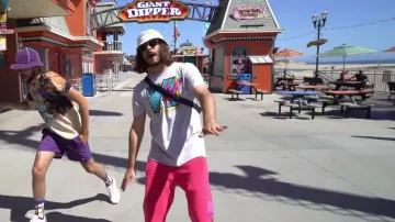 Le tee shirt blanc avec logo M tv porté par Lorenzo dans la vidéo Lorenzo - Bizness (Clip Officiel)