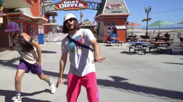 Le tee shirt blanc avec logo M tv porté par Lorenzo dans la vidéo Lorenzo - Bizness (Clip Officiel)