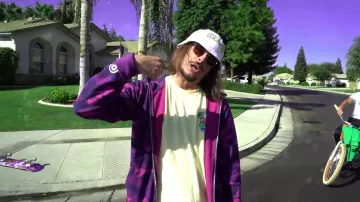 La veste violette style camouflage portée par Lorenzo dans la vidéo Lorenzo - Bizness (Clip Officiel)