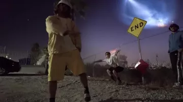 Le short jaune porté par Lorenzo dans la vidéo Lorenzo - Bizness (Clip Officiel)