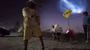 Le short jaune porté par Lorenzo dans la vidéo Lorenzo - Bizness (Clip Officiel)