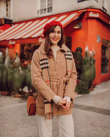 Bolso bandolera marrón de Daphne Moreau en la cuenta de Instagram de @daphnemoreau