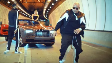 Chaqueta azul marino y blanca de Fat Joe en Fat Joe - So Excited ft. Dre (Video Musical Oficial)
