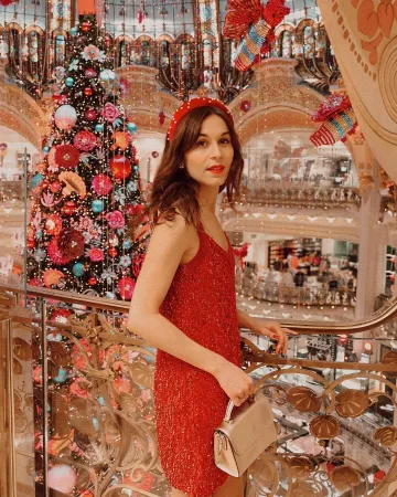 Bolso dorado de Daphne moreau en la cuenta de Instagram de @daphnemoreau