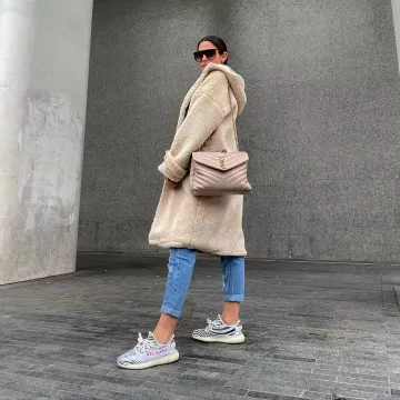 Bolso Loulou medium beige yves saint laurent de Coralie Porrovecchio en la cuenta de Instagram de @porrovecchiocoralie