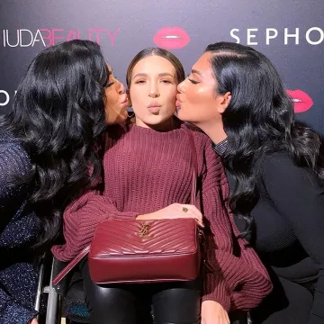 Bolso de cámara Lou en piel acolchada yves saint laurent de elsa maquillaje en la cuenta de Instagram de @elsamakeup