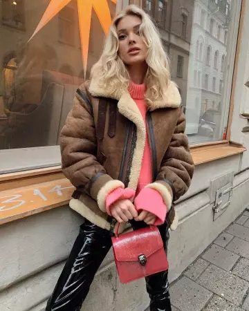 Cartable rouge de Elsa Hosk sur le compte Instagram de @hoskelsa