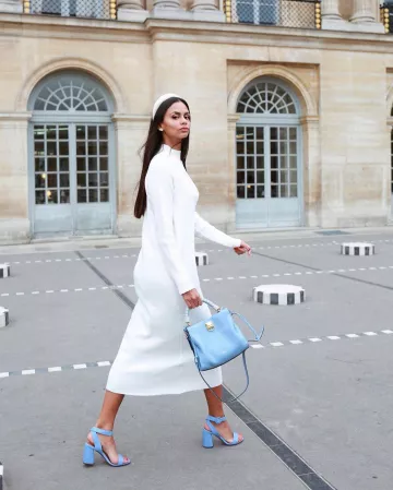 Sac sceau bleu de Hannah Romao sur le compte Instagram de @hannahromao