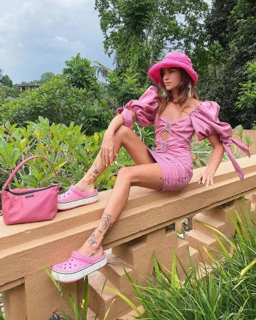 El bolso de hombro rosa de Clara Berry en la cuenta de Instagram de @clara.berry