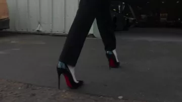 Christian Louboutin Noir Pompes porté par Rosalind Pearson (Michelle Dockery) chez Les Messieurs