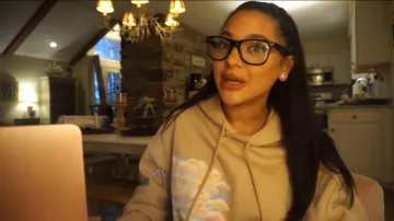 Nu capuche avec cloud graphique portés par Gabi Demartino dans YouTube vidéo vlog "Vidéo nous avons pris son! le voleur qui a volé ma carte de crédit a dépensé des milliers"