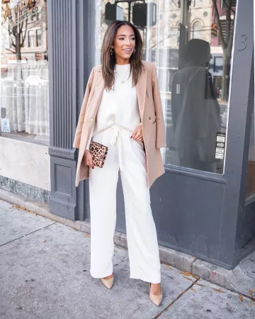 Hazel Pointy Toe Pump de Nena Evans en la cuenta de Instagram @nenaevans