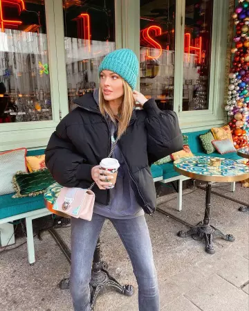 Sac cartable rose de Caroline Receveur sur le compte Instagram de @carolinereceveur