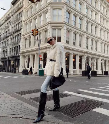 Sac plis noir de Elsa Hosk sur le compte Instagram de @hoskelsa