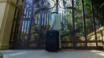 La veste de survêtement bleu turquoise portée par Lorenzo dans son clip Champagne & Pétou feat. Charles Vicomte