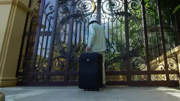 La veste de survêtement bleu turquoise portée par Lorenzo dans son clip Champagne & Pétou feat. Charles Vicomte