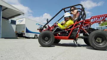 La pantalon noir avec bandes blanches de Lorenzo dans la vidéo Lorenzo ft. Charles Vicomte - Champagne & Pétou