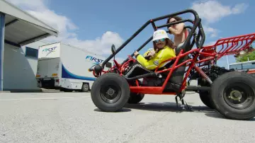 La pantalon noir avec bandes blanches de Lorenzo dans la vidéo Lorenzo ft. Charles Vicomte - Champagne & Pétou
